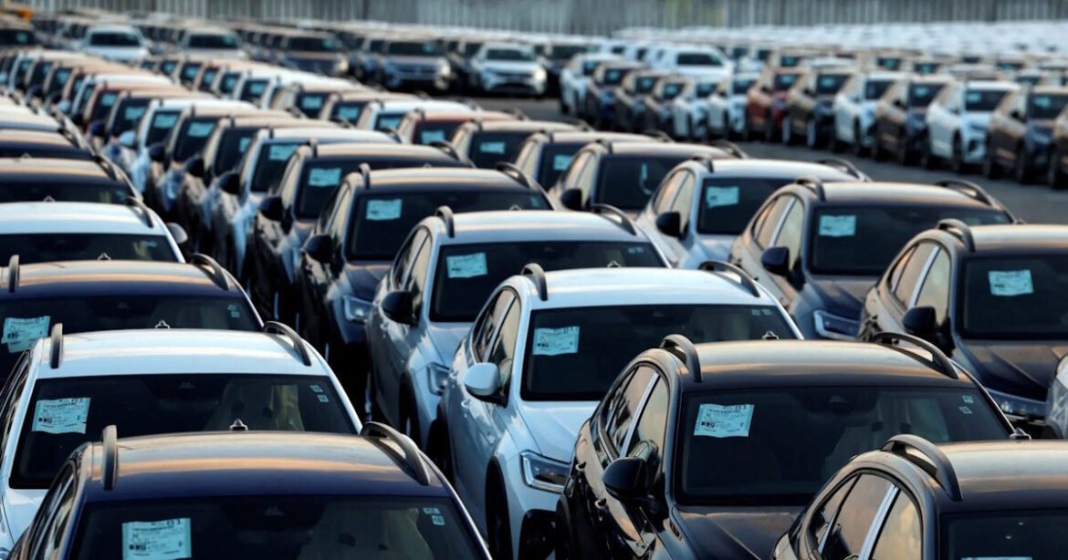 Ο Τραμπ εξετάζει αύξηση δασμών στα αυτοκίνητα και ακυρώνει την απαγόρευση βενζινοκίνητων στην Καλιφόρνια