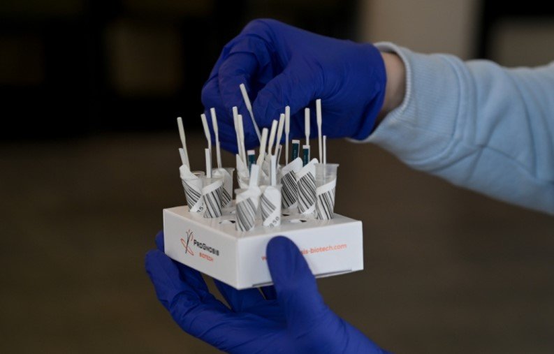 ECDC: Υπό στενή παρακολούθηση η νέα μετάλλαξη της COVID-19 στην ΕΕ