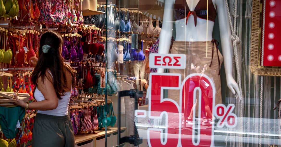 Θερινές εκπτώσεις 2025: Πότε αρχίζουν και ποια Κυριακή θα είναι ανοιχτά τα μαγαζιά