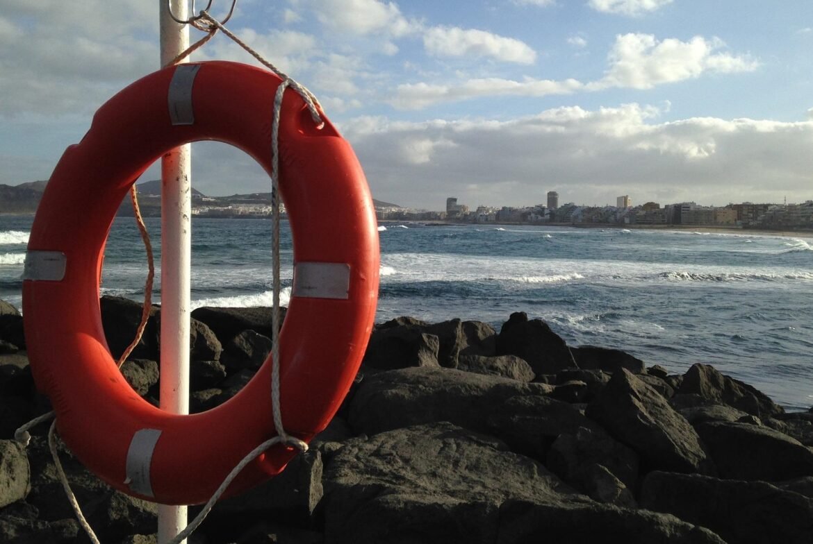Θεσσαλονίκη: Έπεσε από σκάφος στη θάλασσα για να κολυμπήσει, αλλά παρασύρθηκε από τα ρεύματα – Περιπέτεια