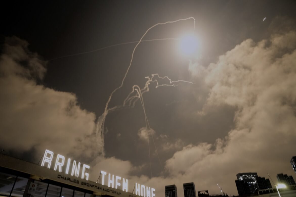 LIVE: Νύχτα-κόλαση: Ιρανικοί πύραυλοι έπληξαν το Ισραήλ, 8 νεκροί και 140 τραυματίες – Φλέγεται διυλιστήριο στην Τεχεράνη