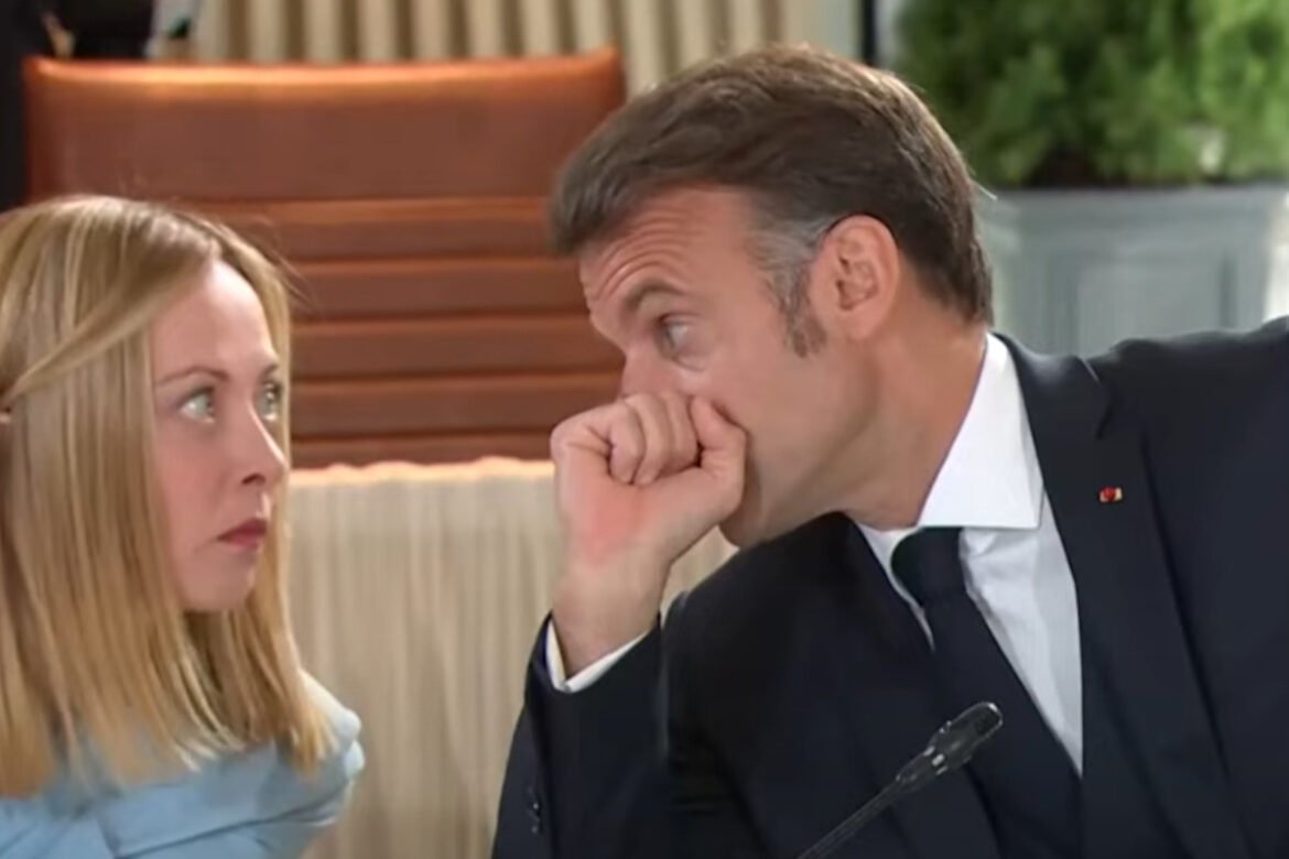 Η αντίδραση της Μελόνι, όταν ο Μακρόν της ψιθύρισε στο αυτί – «Οργίασαν» τα social media (Βίντεο)
