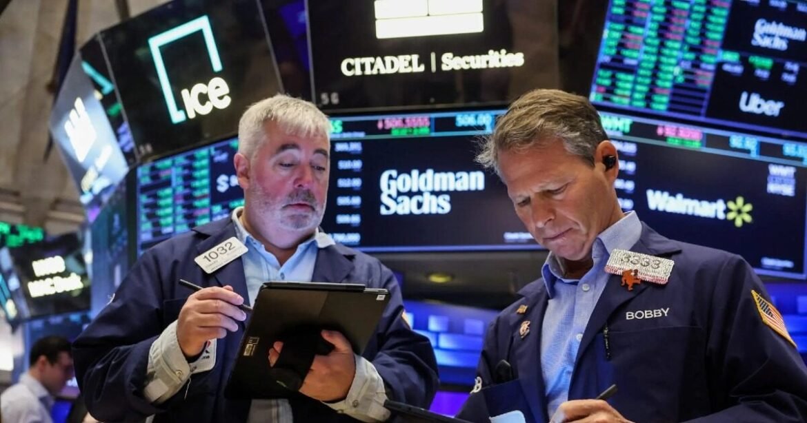 Wall Street: Ο Dow Jones κλείνει 300 μονάδες υψηλότερα μετά το sell-off της Παρασκευής