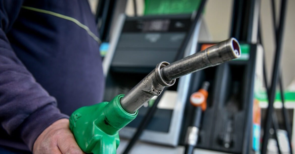 Πότε και πόσο θα μπορούσαν να αυξηθούν οι τιμές βενζίνης στην Ελλάδα λόγω του πολέμου στη Μέση Ανατολή