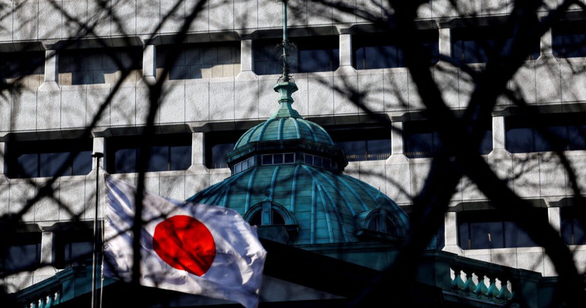 Η Τράπεζα της Ιαπωνίας διατηρεί τα επιτόκια και επιβραδύνει την απόσυρση από την αγορά ομολόγων