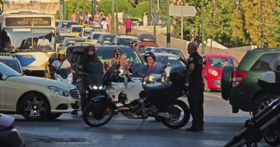 Φωτιά σε χρυσοχοείο στο Σύνταγμα, κλειστή η Καραγιώργη Σερβίας