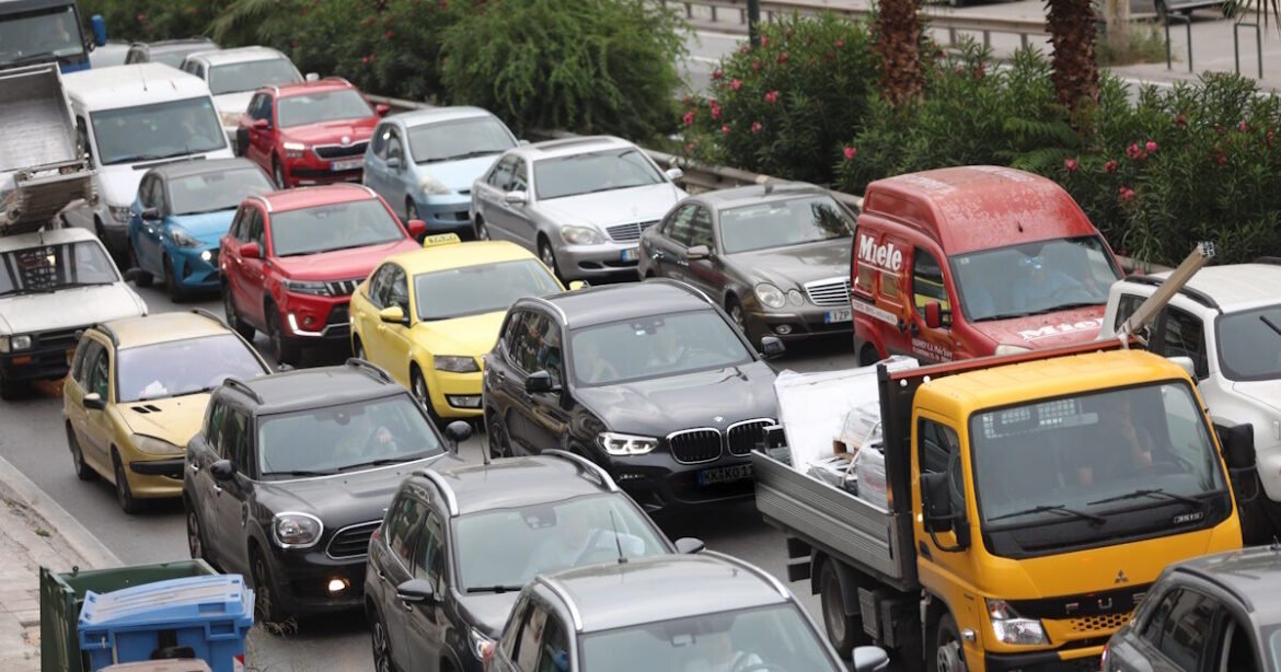 Κίνηση στους δρόμους: Χάος στη Ποσειδώνος στο ύψος του «Σταύρος Νιάρχος» λόγω τροχαίου – Μποτιλιάρισμα στον Κηφισό