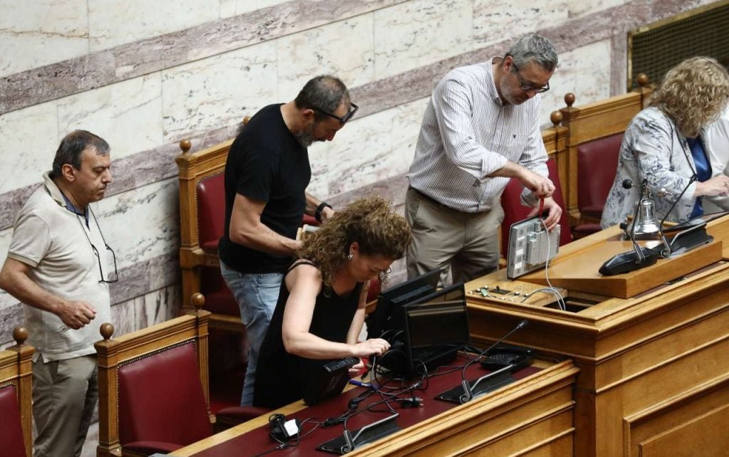 Βουλή: Ξεκινά ο γρίφος της Προανακριτικής – Τρεις προτάσεις, 14 κάλπες, χιλιάδες ψηφοδέλτια!