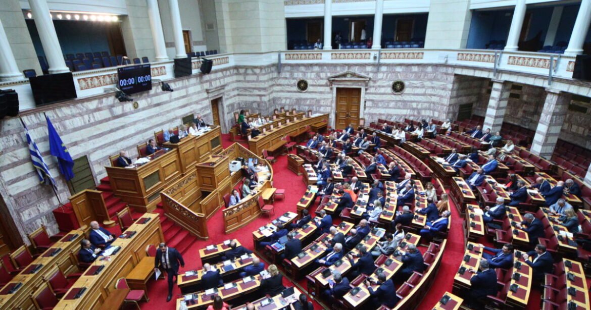 Βουλή: Live η συζήτηση για τη σύσταση Προανακριτικής – Οι 14 κάλπες και η μυστική ψηφοφορία