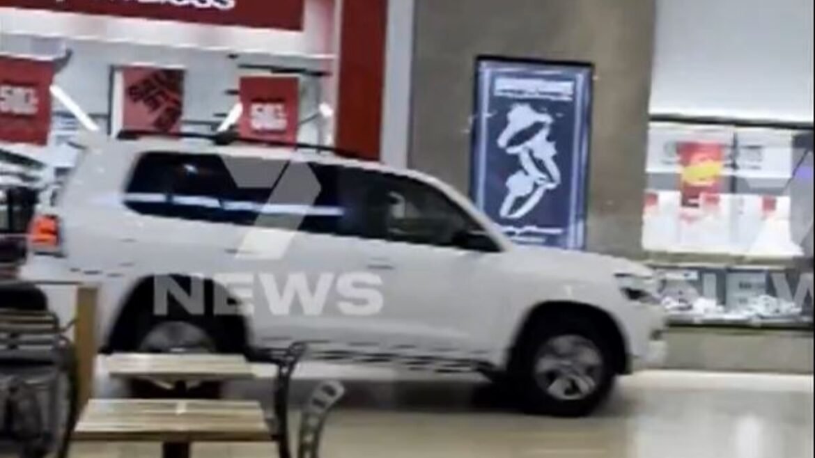 Απίστευτες σκηνές στη Μελβούρνη: «Μπούκαρε» με αυτοκίνητο σε εμπορικό για να αποφύγει τη σύλληψη (βίντεο)