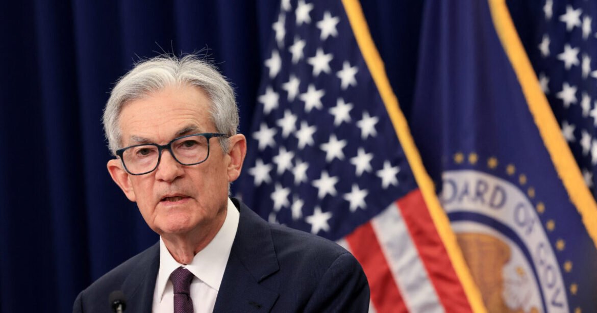 Fed: Αμετάβλητα άφησε τα επιτόκια η κεντρική τράπεζα – Χαμηλότερη ανάπτυξη, υψηλότερος πληθωρισμός
