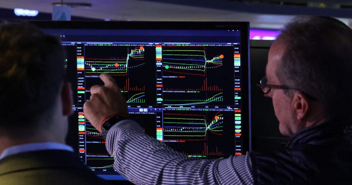 Wall Street: Ο Dow Jones καταγράφει μικρές απώλειες μετά τις ανακοινώσεις της Fed ότι δεν βιάζεται να μειώσει τα επιτόκια