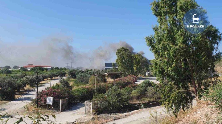 Ρόδος: Φωτιά σε μάντρα με υλικά ανακύκλωσης στην περιοχή Τσαΐρι – ΦΩΤΟ
