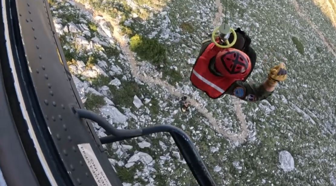 Άγιον Όρος: Επιχείρηση Super Puma της Πολεμικής Αεροπορίας για τη διάσωση τραυματία – Δείτε βίντεο