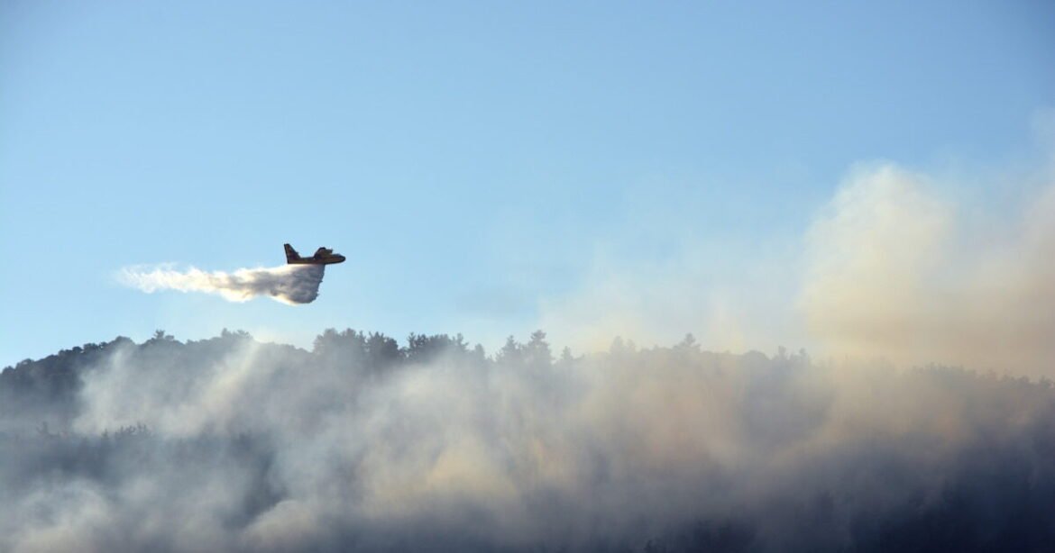 Φωτιά στον Ασπρόπυργο: Σηκώθηκαν δύο αεροσκάφη κι ένα ελικόπτερο