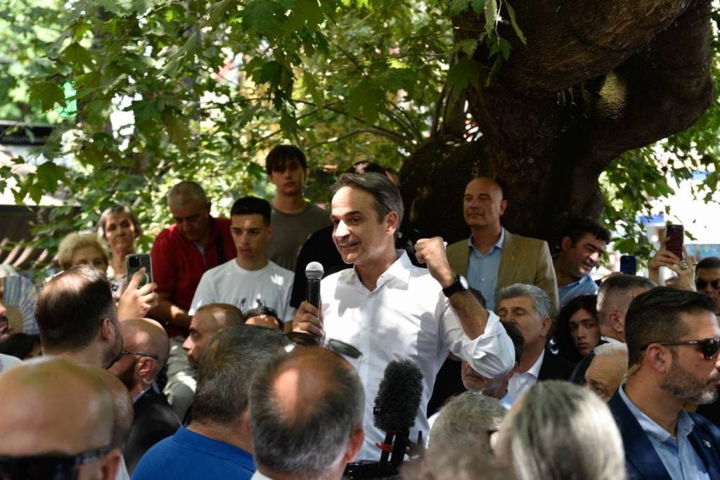 «Κάτω τα χέρια από τον Μητσοτάκη» φώναζαν στην Επτάλοφο: «Μην ανησυχείτε είμαι σε καλά χέρια», απάντησε ο Πρωθυπουργός