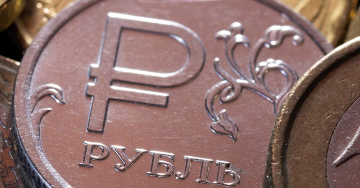 Ρωσία: Το ακριβό ρούβλι ροκανίζει τα κέρδη από την άνοδο των τιμών του πετρελαίου