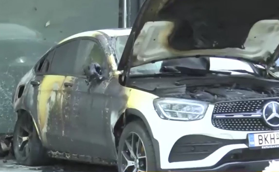 Κηφισιά: Επίθεση με γκαζάκια σε επιχείρηση με αυτοκίνητα – Κάηκε ολοσχερώς ένα όχημα