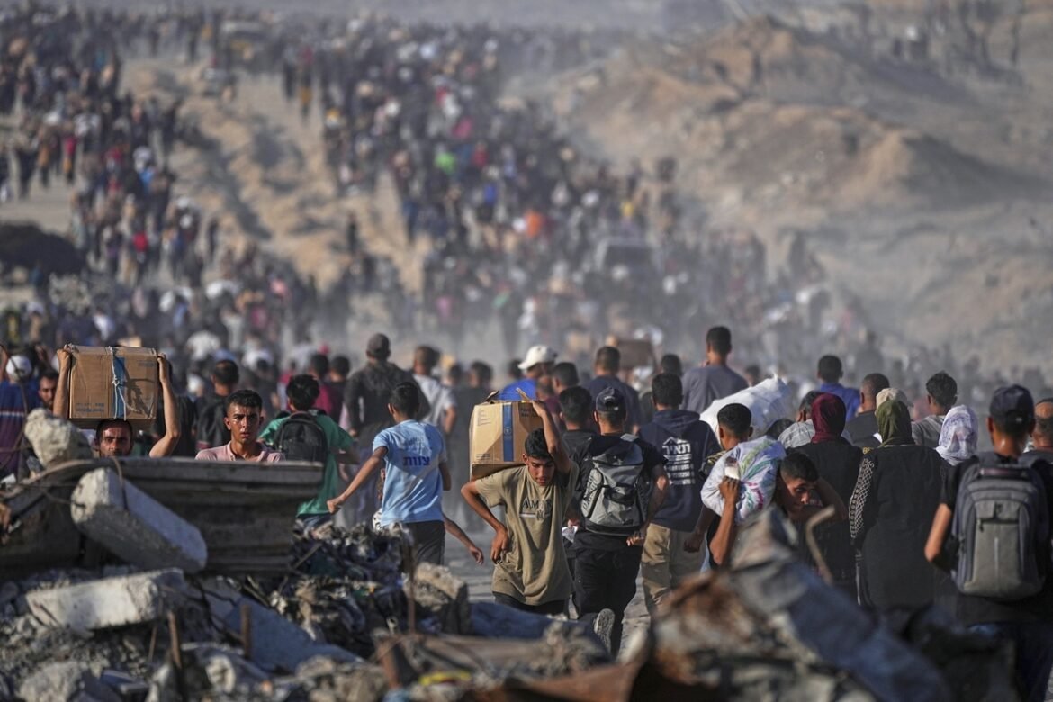 «Είτε επιστρέφεις με φαγητό, είτε σε σάβανο» – Κάτοικοι της Γάζας διανύουν χιλιόμετρα για λίγα τρόφιμα (Εικόνες)