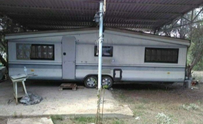 Χαλκιδική: Έκλεψαν… 9μετρο τροχόσπιτο από οικόπεδο – Έκοψαν με πριόνι μέχρι και κλαδιά δέντρων για να το