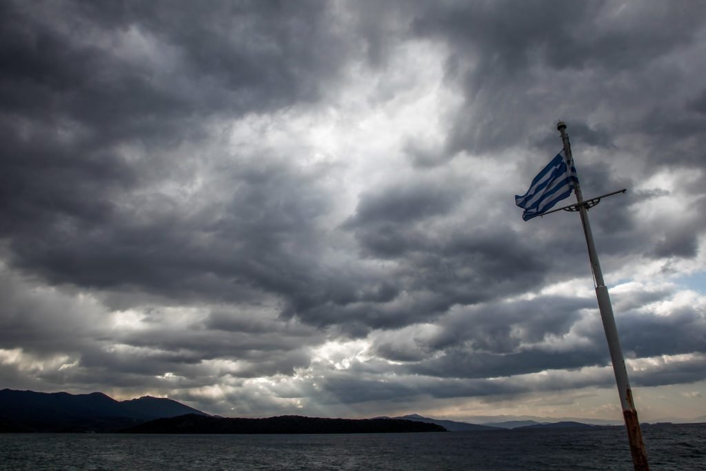 Καιρός: Υποχωρεί η κακοκαιρία με κατά τόπους νεφώσεις και βροχές – Επιμένουν οι βοριάδες στο Αιγαίο με πτώση