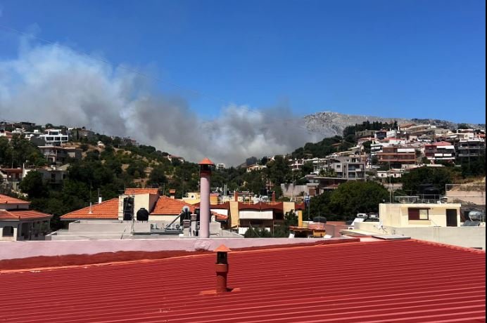 Μαίνεται η φωτιά στην Χίο: Διπλό μήνυμα από το 112 για εκκενώσεις οικισμών – Δείτε βίντεο