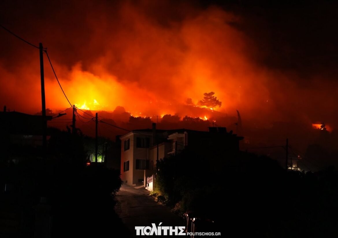 Φωτιά στη Χίο: Μεγάλη μάχη με τις φλόγες για να μην φτάσει η πυρκαγιά στην πόλη – ΦΩΤΟ