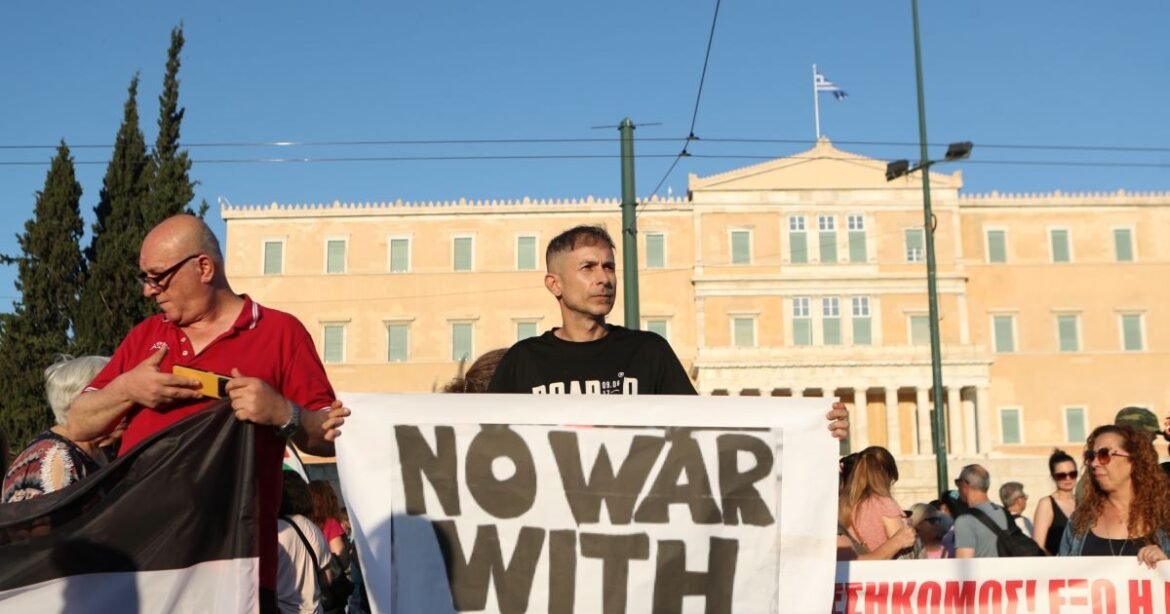 Σύνταγμα: Σε εξέλιξη αντιπολεμικό συλλαλητήριο του ΠΑΜΕ – «Ασφυξία» σε Βασ. Σοφίας, Μιχαλακοπούλου και Λ. Αλεξάνδρας