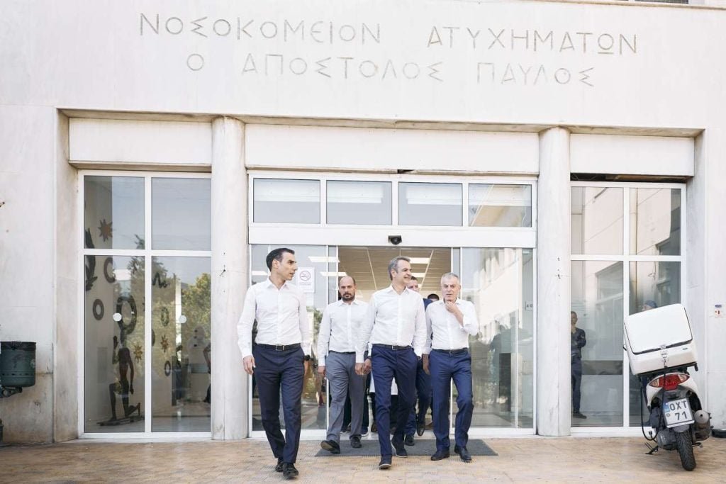 Επίσκεψη Μητσοτάκη στο ανακαινισμένο ΚΑΤ – Μήνυμα ενίσχυσης του ΕΣΥ