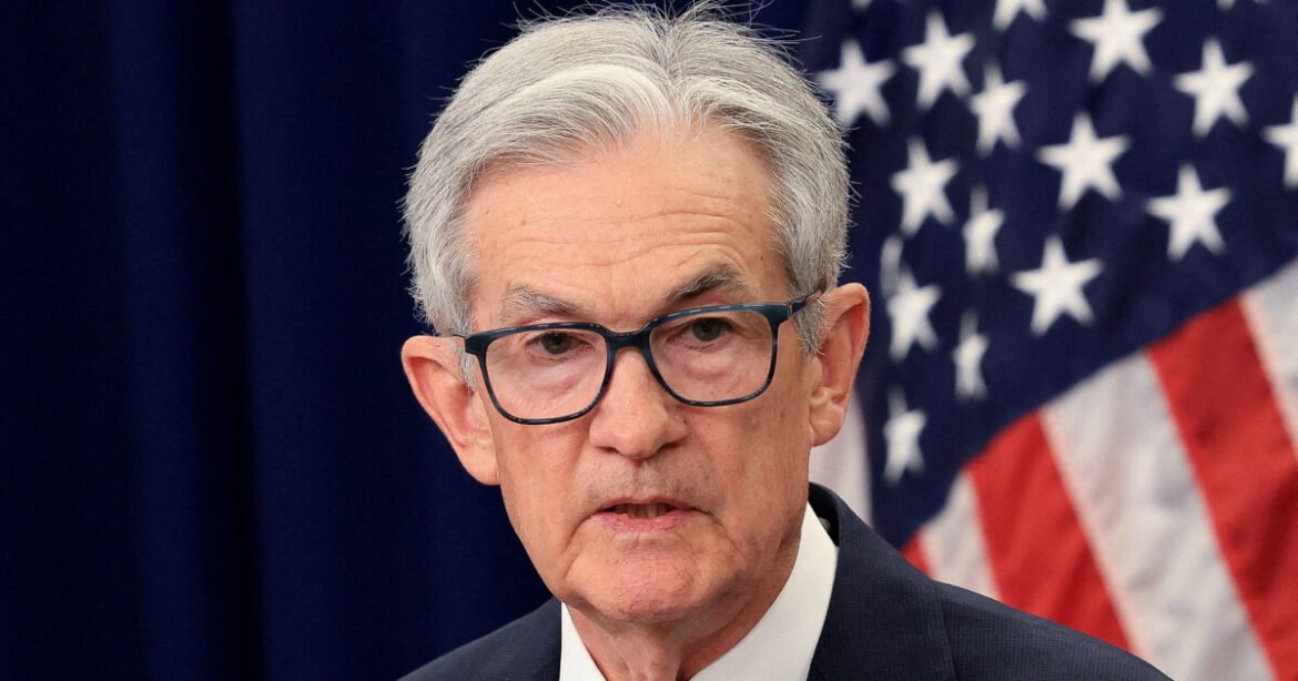 Fed: Ο Πάουελ δεν βιάζεται να μειώσει επιτόκια και να αναμένει σαφήνεια για τους δασμούς