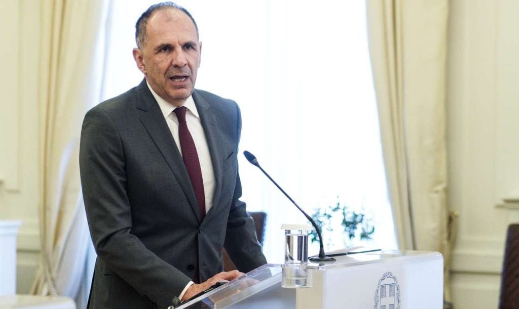 Γεραπετρίτης εφ’ όλης της ύλης και τρεις πολιτικές απαντήσεις