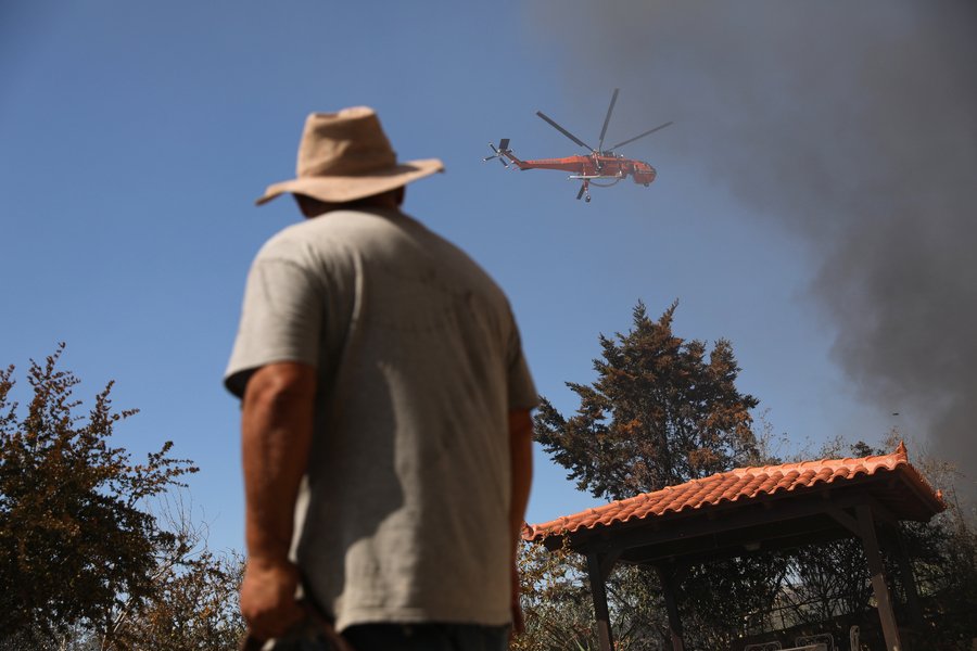 Η επόμενη ημέρα της φωτιάς στην Παλαιά Φώκαια: Στις φλόγες σπίτια και περιουσίες – Αγωνία για αναζωπυρώσεις