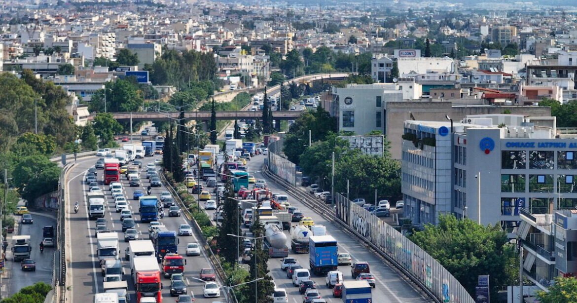 Κίνηση στους δρόμους: «Στο κόκκινο» Κηφισός, Αττική οδός και Κηφισίας – Όπου φύγει φύγει οι Αθηναίοι για τριήμερο