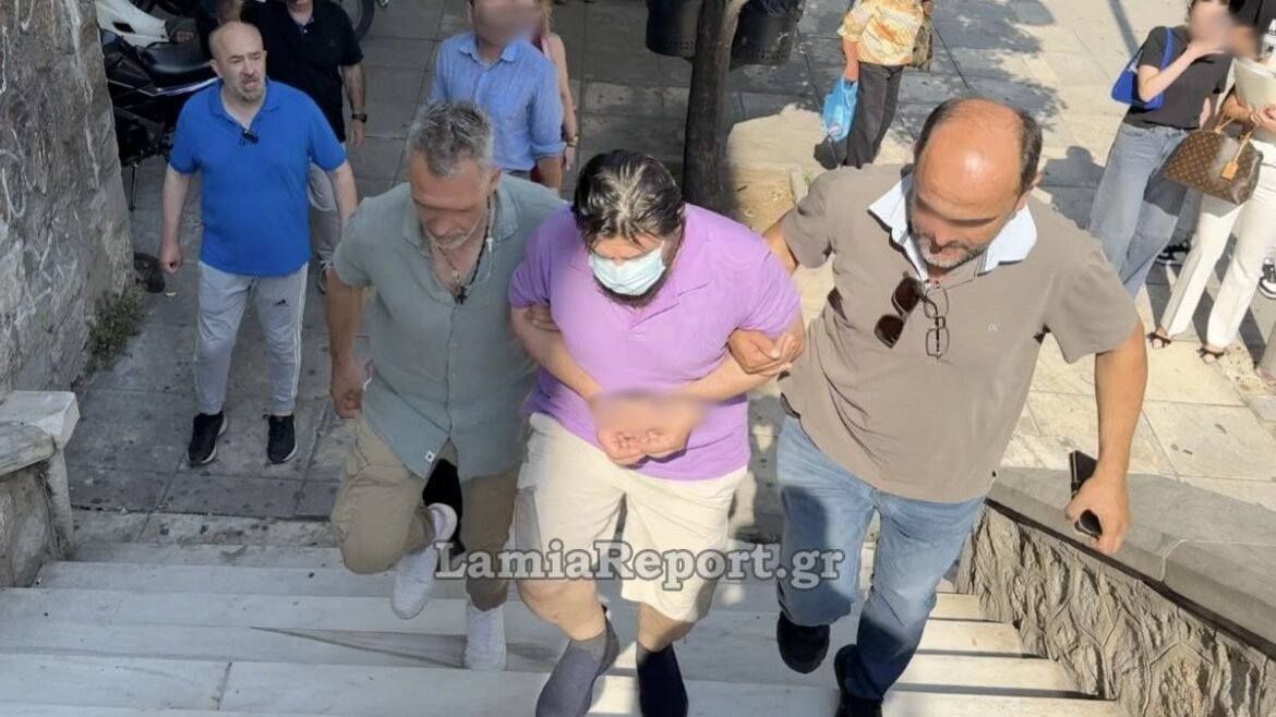 Λαμία: «Να καείς ζωντανός» – Αποδοκίμασαν τον δολοφόνο του 59χρονου ιδιοκτήτη καφετέριας στα δικαστήρια – ΒΙΝΤΕΟ