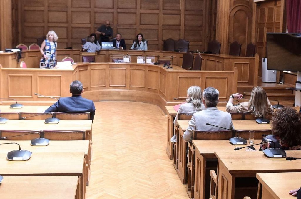 Στις 7 Ιουλίου ο Καραμανλής (και μόνο) στην Προανακριτική για τα Τέμπη