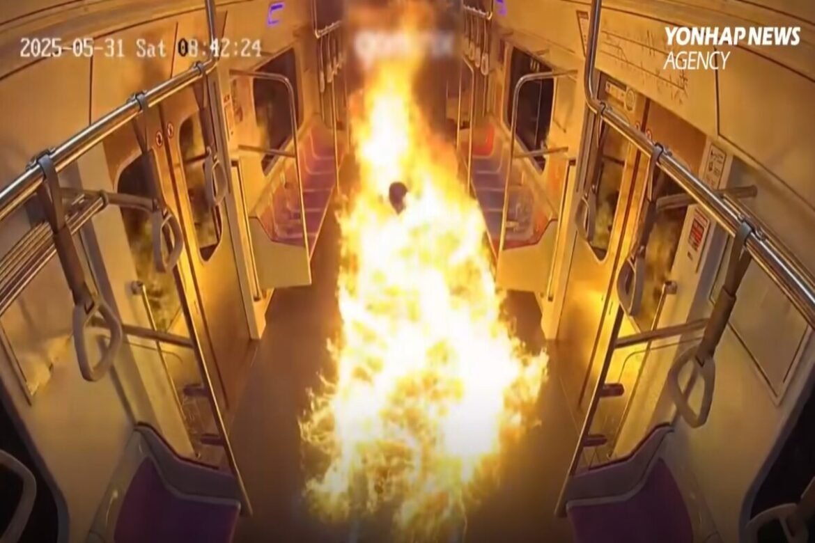 Τρόμος στη Νότια Κορέα: Η στιγμή άνδρας βάζει φωτιά σε γεμάτο βαγόνι του μετρό (Βίντεο)