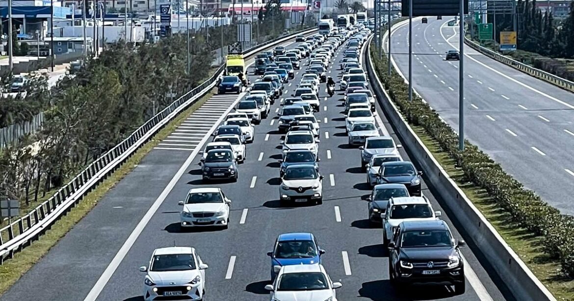 Κίνηση στους δρόμους: Στο «κόκκινο» ο Κηφισός και καθυστερήσεις στην Αττική Οδό