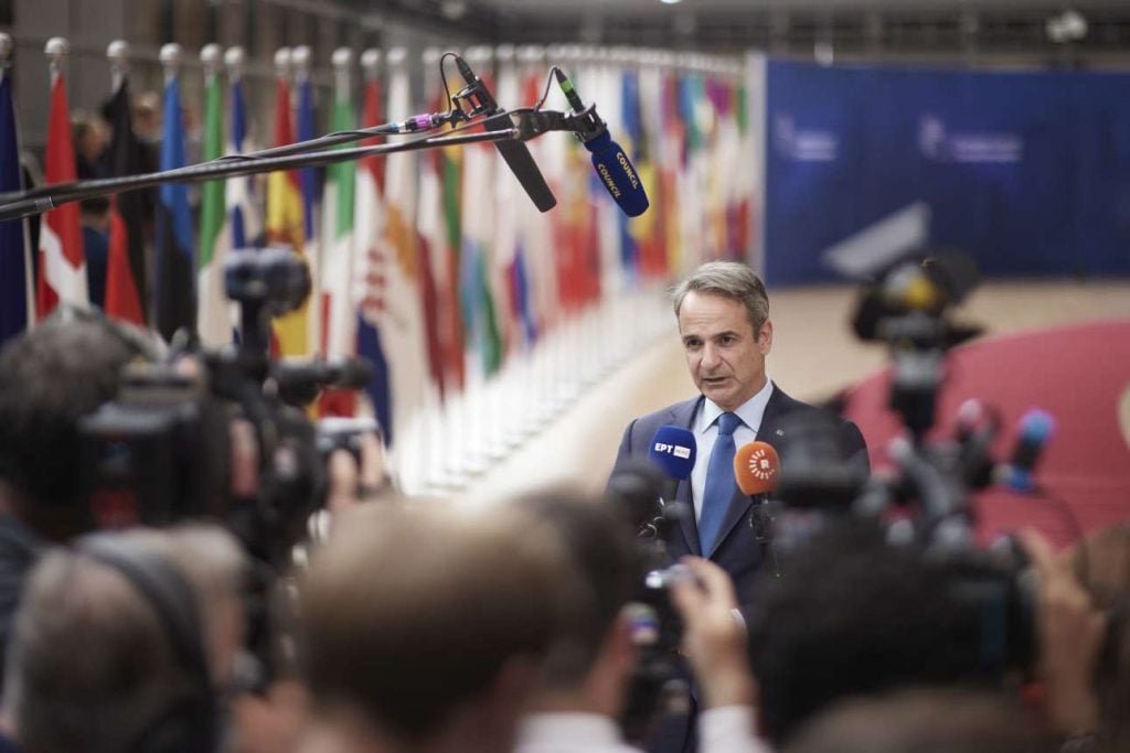 Μητσοτάκης από τις Βρυξέλλες: Μαστίγιο και καρότο για το Μεταναστευτικό – και ένα μήνυμα για τον ΟΠΕΚΕΠΕ