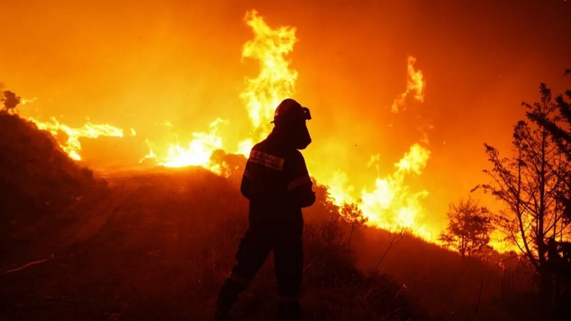 Φωτιά στον Λαγκαδά: «Οι κάτοικοι θα πρέπει να κλείσουν πόρτες και παράθυρα»