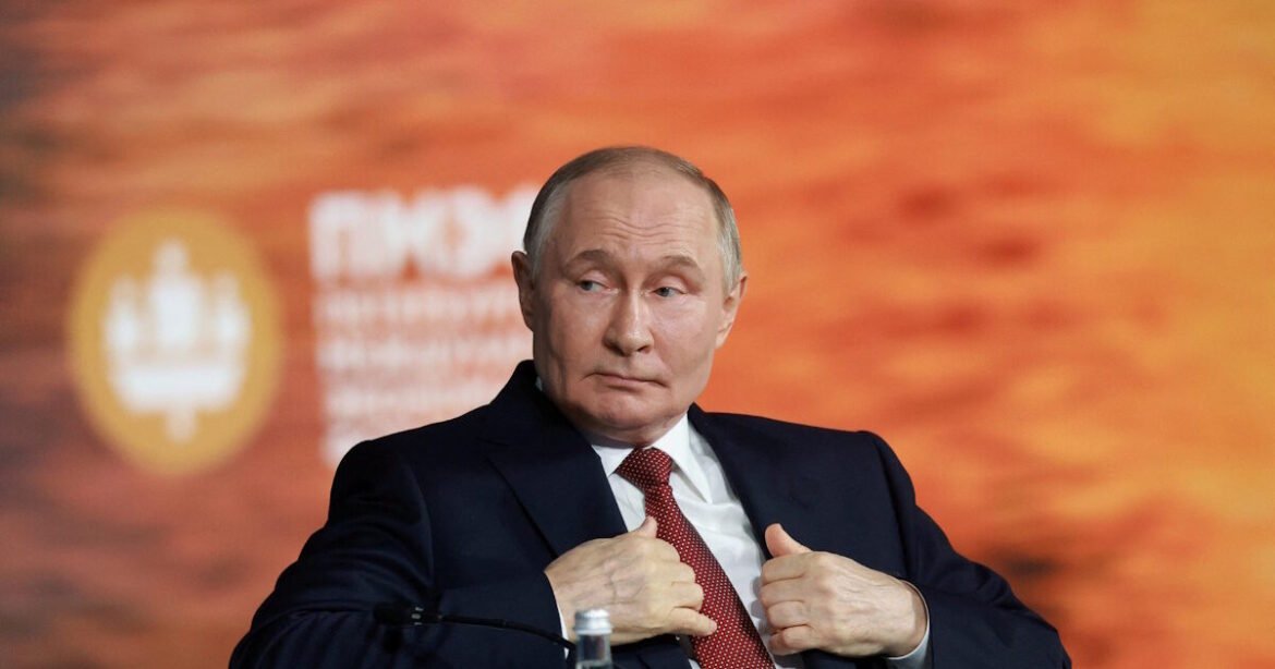 Ο Πούτιν λέει ότι η Ρωσία θα επιδιώξει περικοπές στην άμυνα, αν και αυτό εξαρτάται από τον πόλεμο