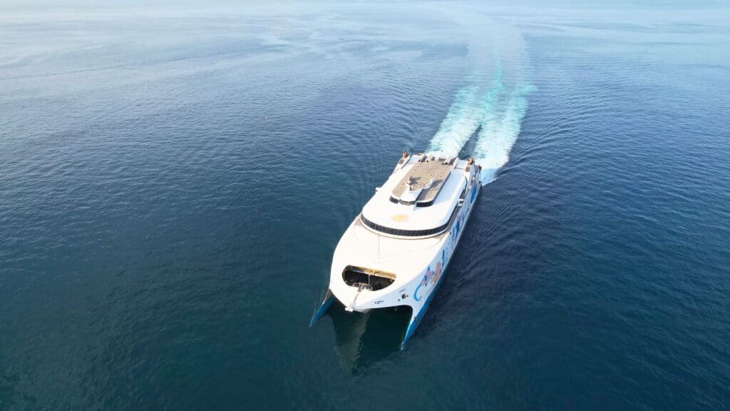 SEAJETS: «Άμεση αντίδραση, λόγω ισχυρών ανέμων το συμβάν» – Συνεχίζουν κανονικά όλοι οι επιβάτες προς τους