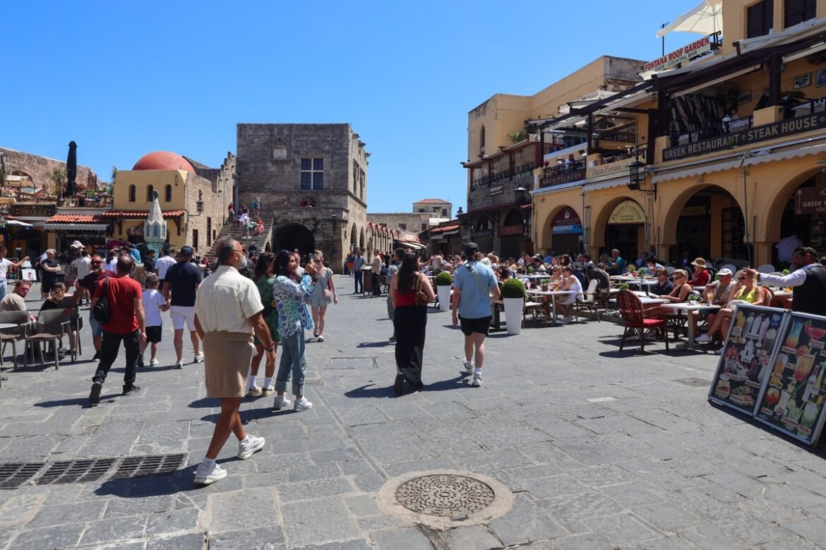 Ρόδος: Η Daily Mail «ξεμπροστιάζει» τα 6 μαγαζιά-παγίδες για τους τουρίστες