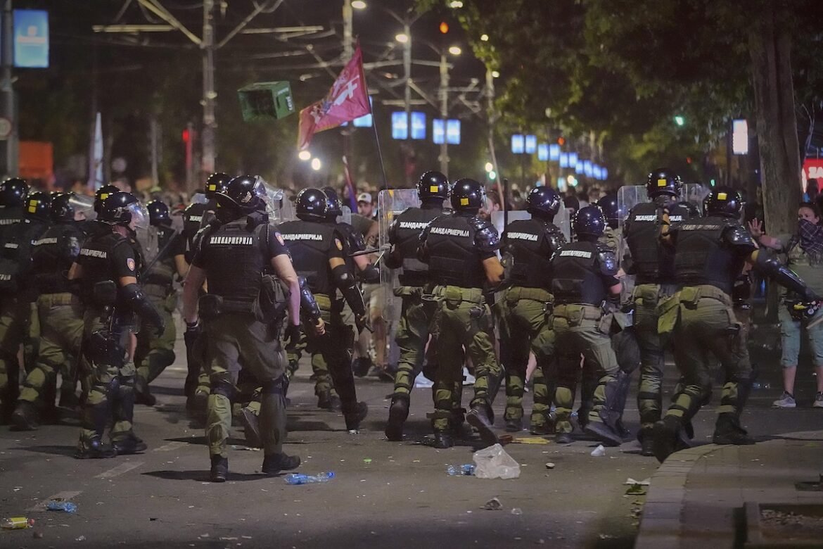 Σερβία: Σοβαρά επεισόδια σε αντικυβερνητικές διαδηλώσεις στο Βελιγράδι