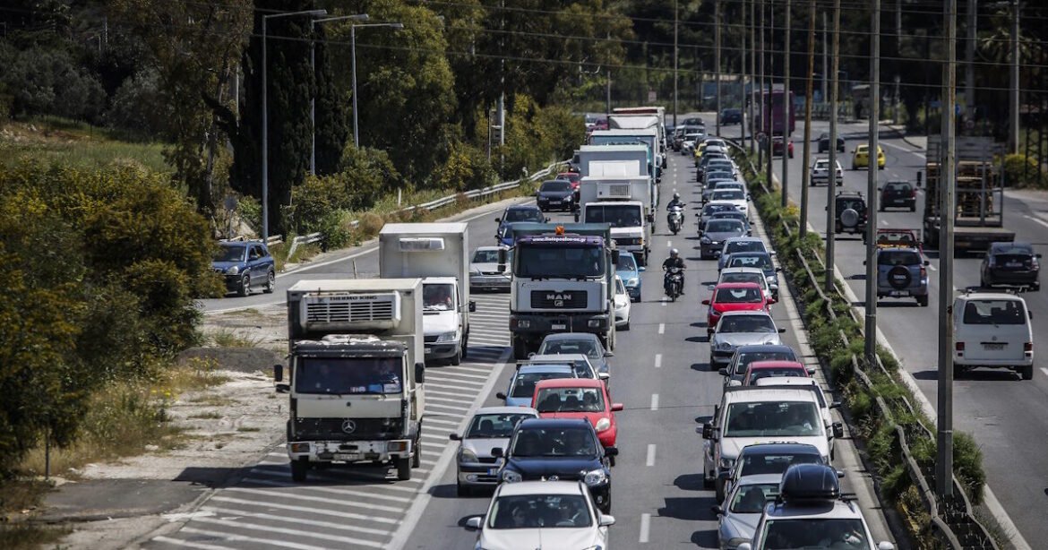 Καραμπόλα με 5 αυτοκίνητα στην Κηφισίας – Με δυσκολία η κυκλοφορία στο ύψος του Ερυθρού Σταυρού