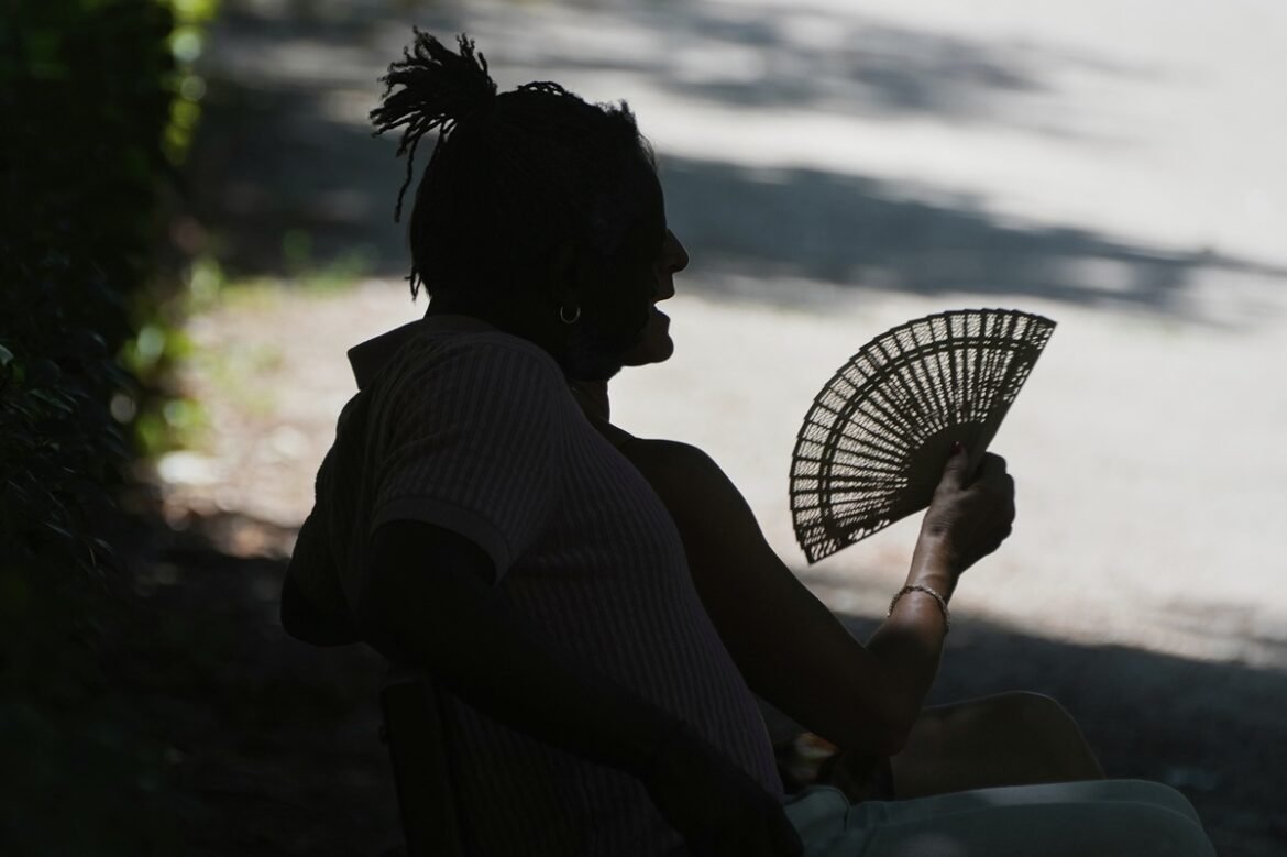 Ο καύσωνας «σαρώνει» την Ευρώπη – Το θερμόμετρο φτάνει και τους 43 βαθμούς, αποπνικτική ζέστη