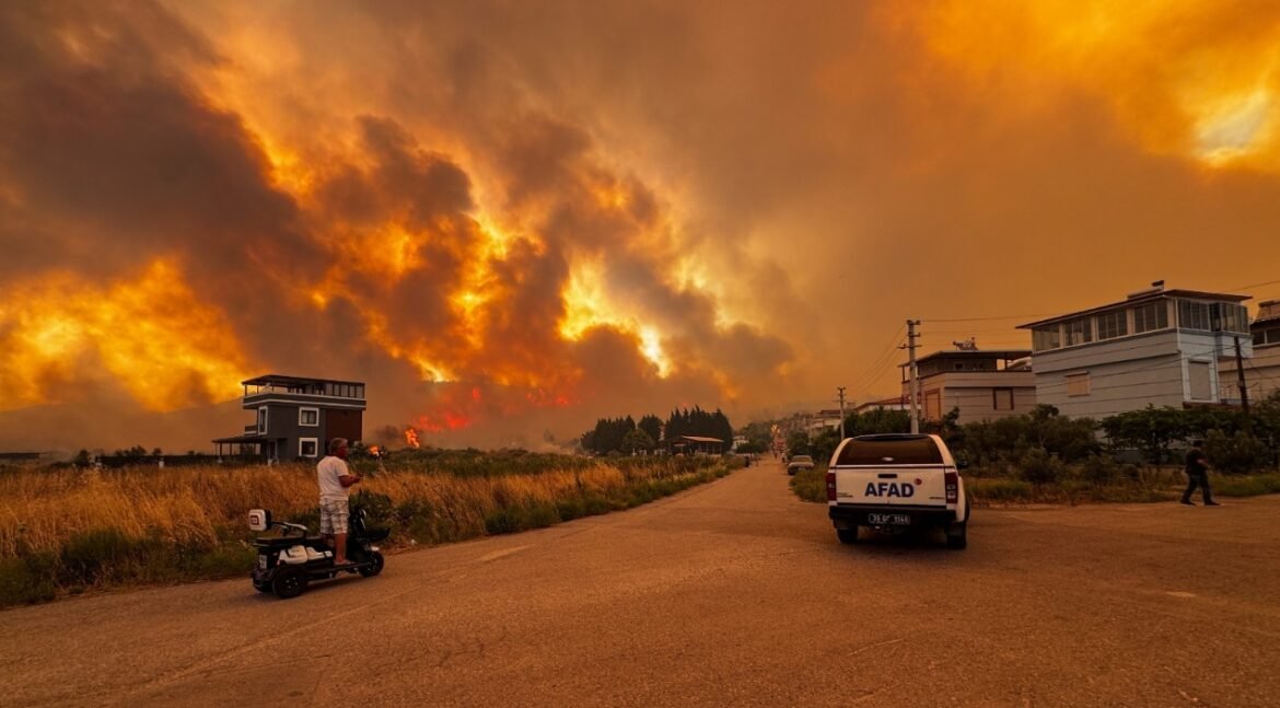 Τουρκία: Μεγάλη φωτιά στη Σμύρνη, στάχτες στην Πάτμο – Πολλά μέτωπα σε όλη τη χώρα