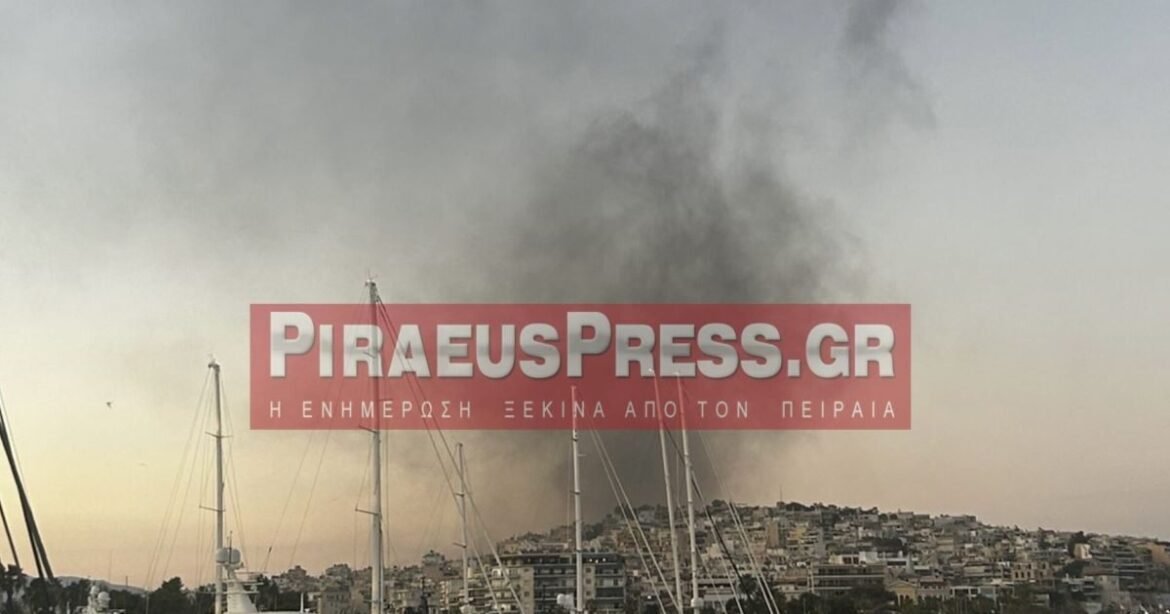 Νέο Φάληρο: Φωτιά στο παλαιό εργοστάσιο της ΧΡΩΠΕΙ – Καίγονται σκουπίδια, ξερά χόρτα και πίσσα