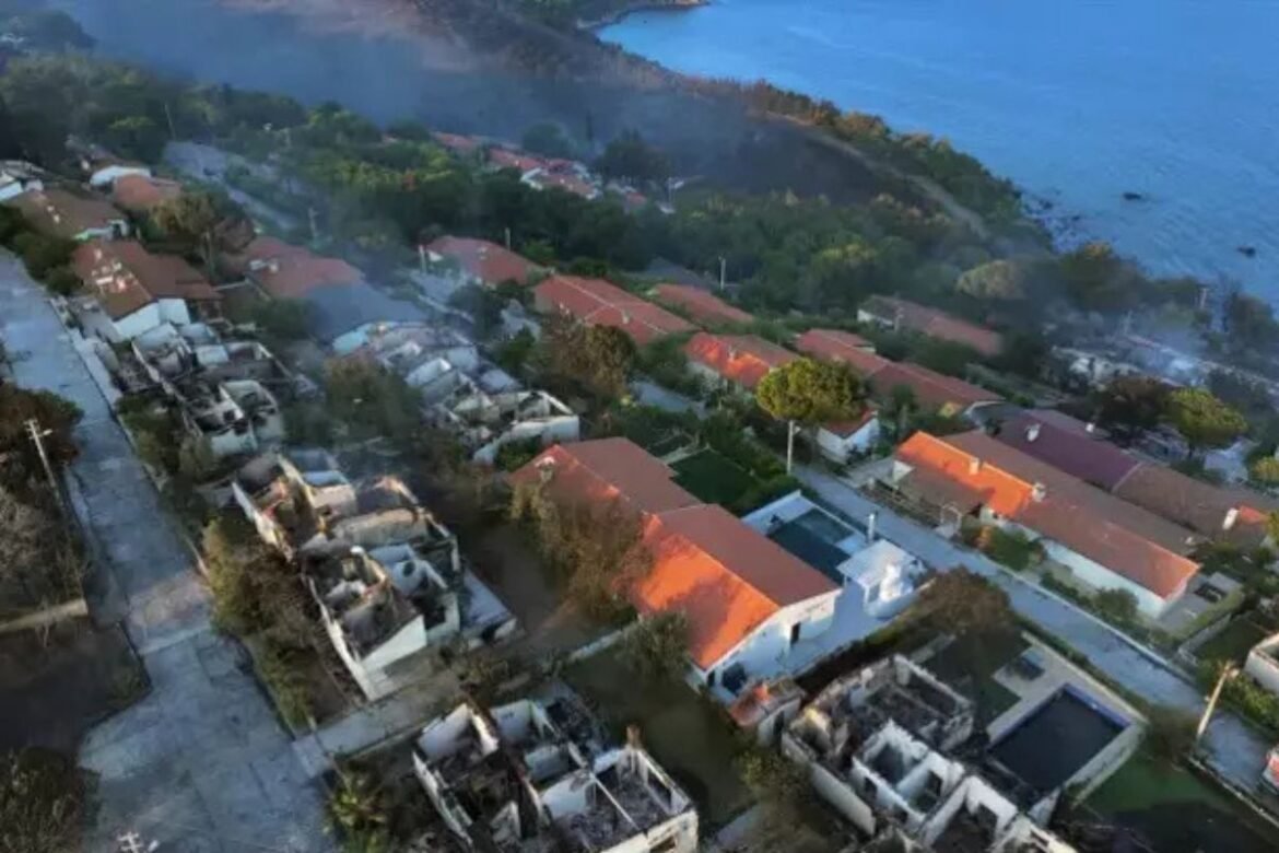 Απόγνωση στη Σμύρνη: Τρεις μεγάλες φωτιές εκτός ελέγχου – Κάηκαν σπίτια, άνεμοι έως 120 χλμ/ ώρα