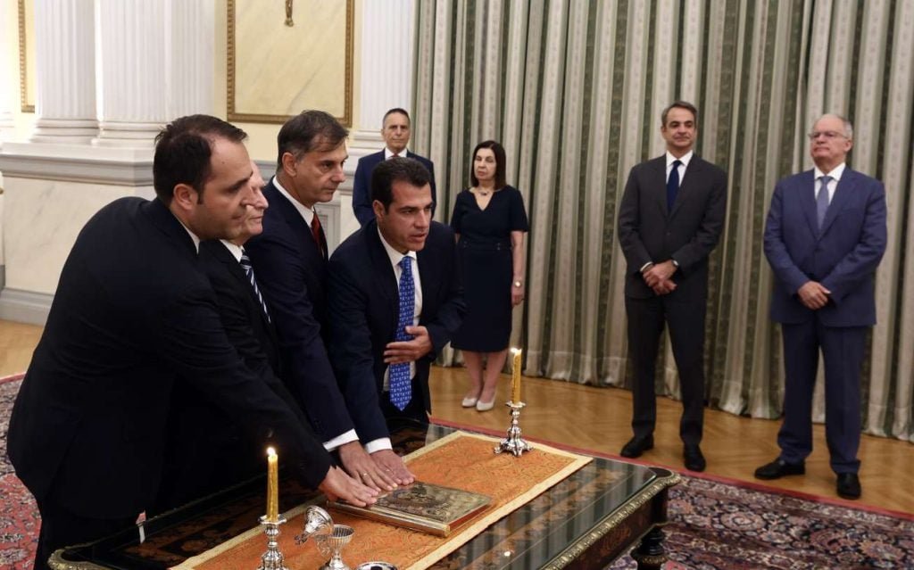 Ορκίστηκαν ο νέος υπουργός Μετανάστευσης και Ασύλου, Θάνος Πλεύρης, και τρεις υφυπουργοί