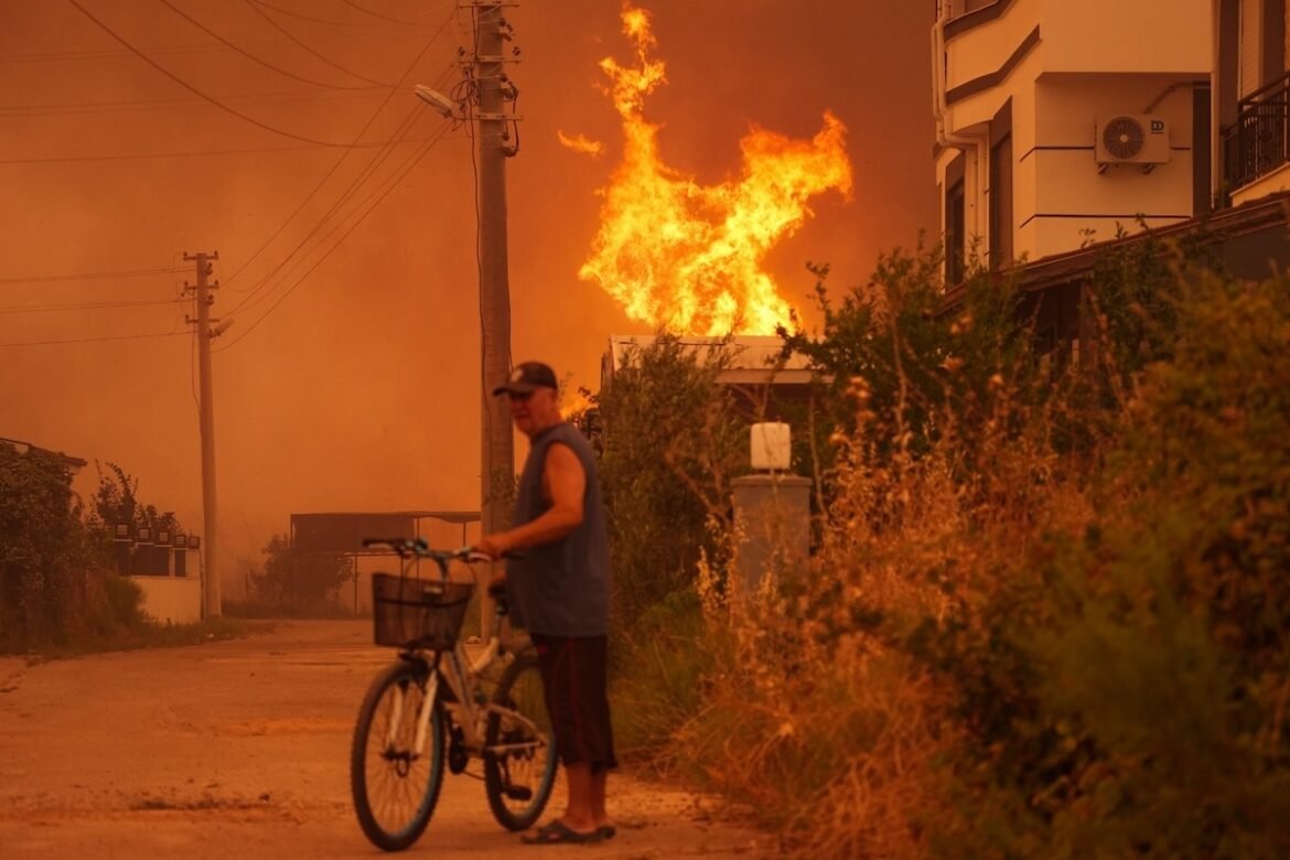 Δύο νεκροί από τις φωτιές στην Τουρκία – Ανάληψη ευθύνης για εμπρησμούς από άγνωστη οργάνωση (Εικόνες, Βίντεο)